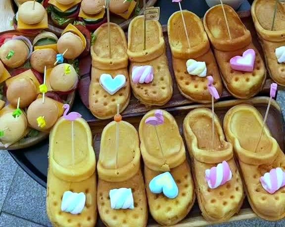Hai hàng bánh nướng tạo hình chiếc dép Crocs, trang trí kẹo dẻo hình tim
