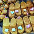 Hai hàng bánh nướng tạo hình chiếc dép Crocs, trang trí kẹo dẻo hình tim